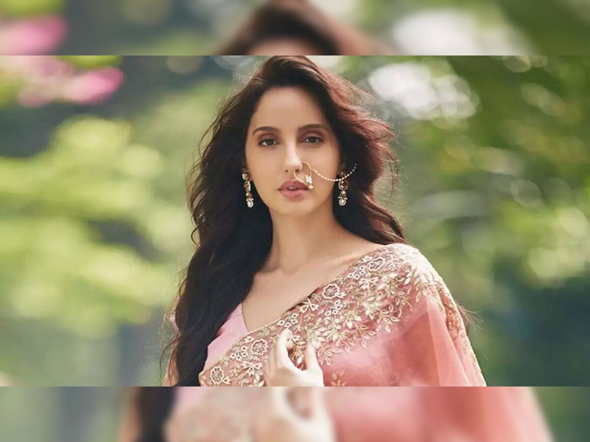 Nora Fatehi: बीच समंदर में कश्ती पर खड़े होकर नोरा ने दे डाले ऐसे बोल्ड पोज! कातिलाना अदाओं से फैन्स के दिल में उठा तूफान