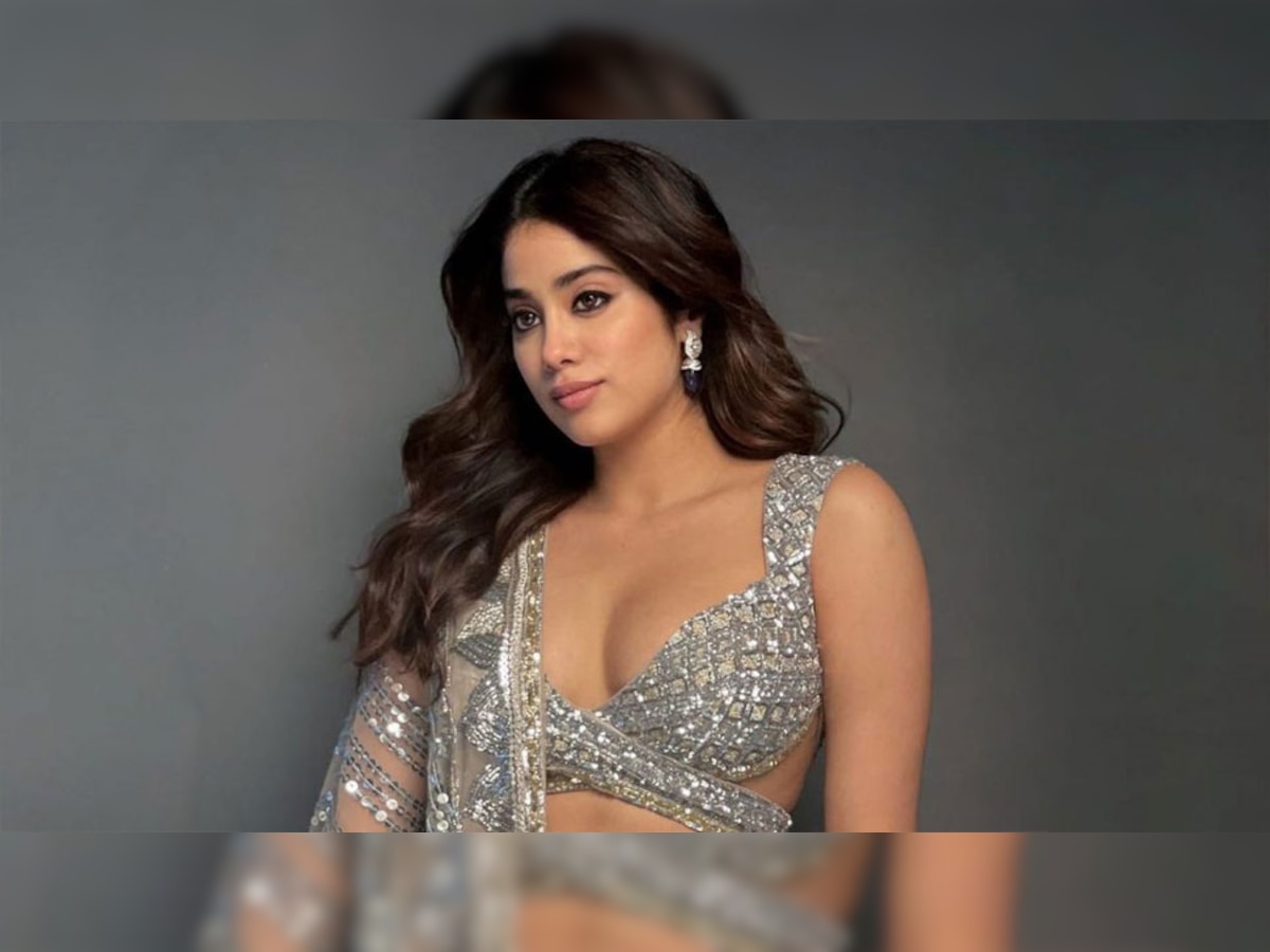 Janhvi Kapoor: हाय गर्मी! फिल्म प्रमोशन्स के लिए जाह्नवी ने पहन ली हद से ज्यादा हॉट ड्रेस, ऐसी-ऐसी जगह लगे हैं कट्स कि..