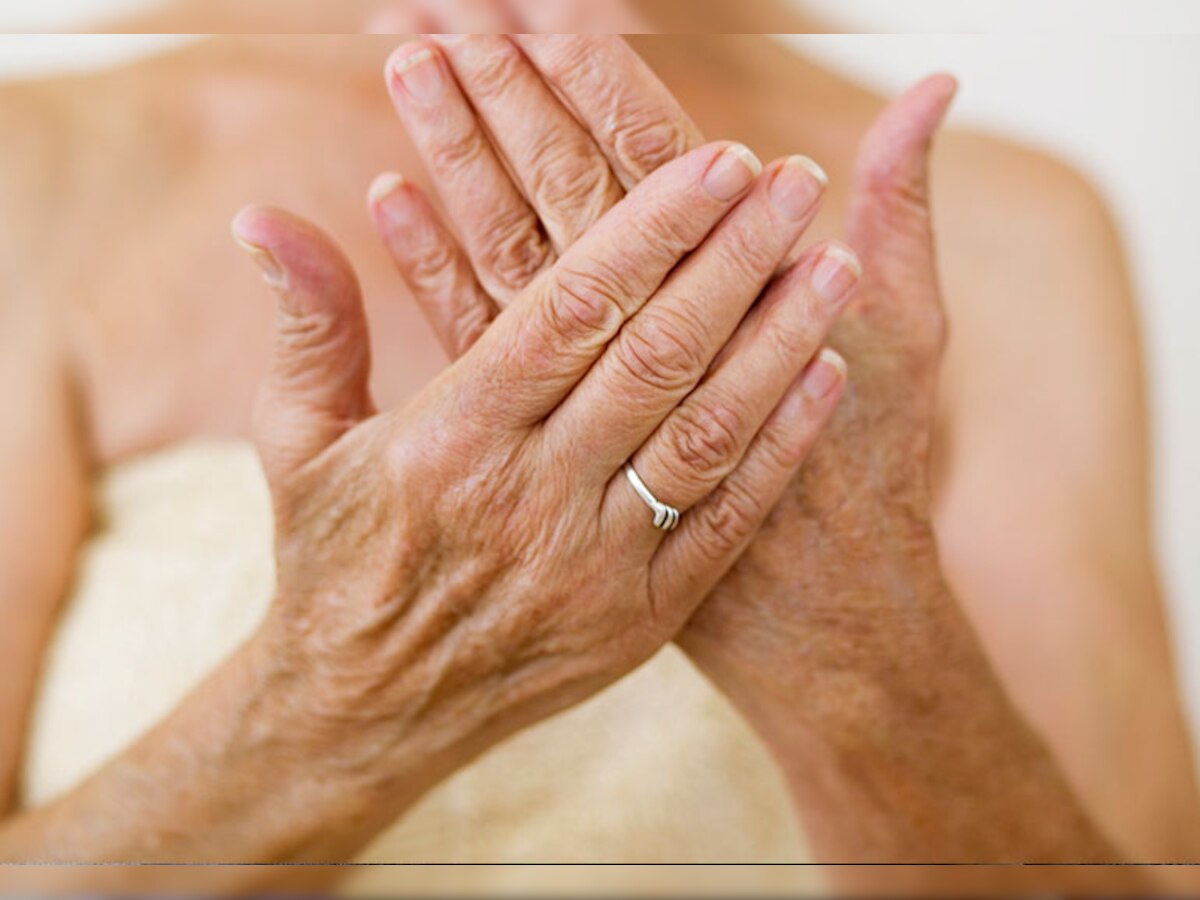 Skin Care Tips: आपके हाथों पर हो रही हैं झुर्रियां? तो इन तरीकों से घर पर ही करें ठीक