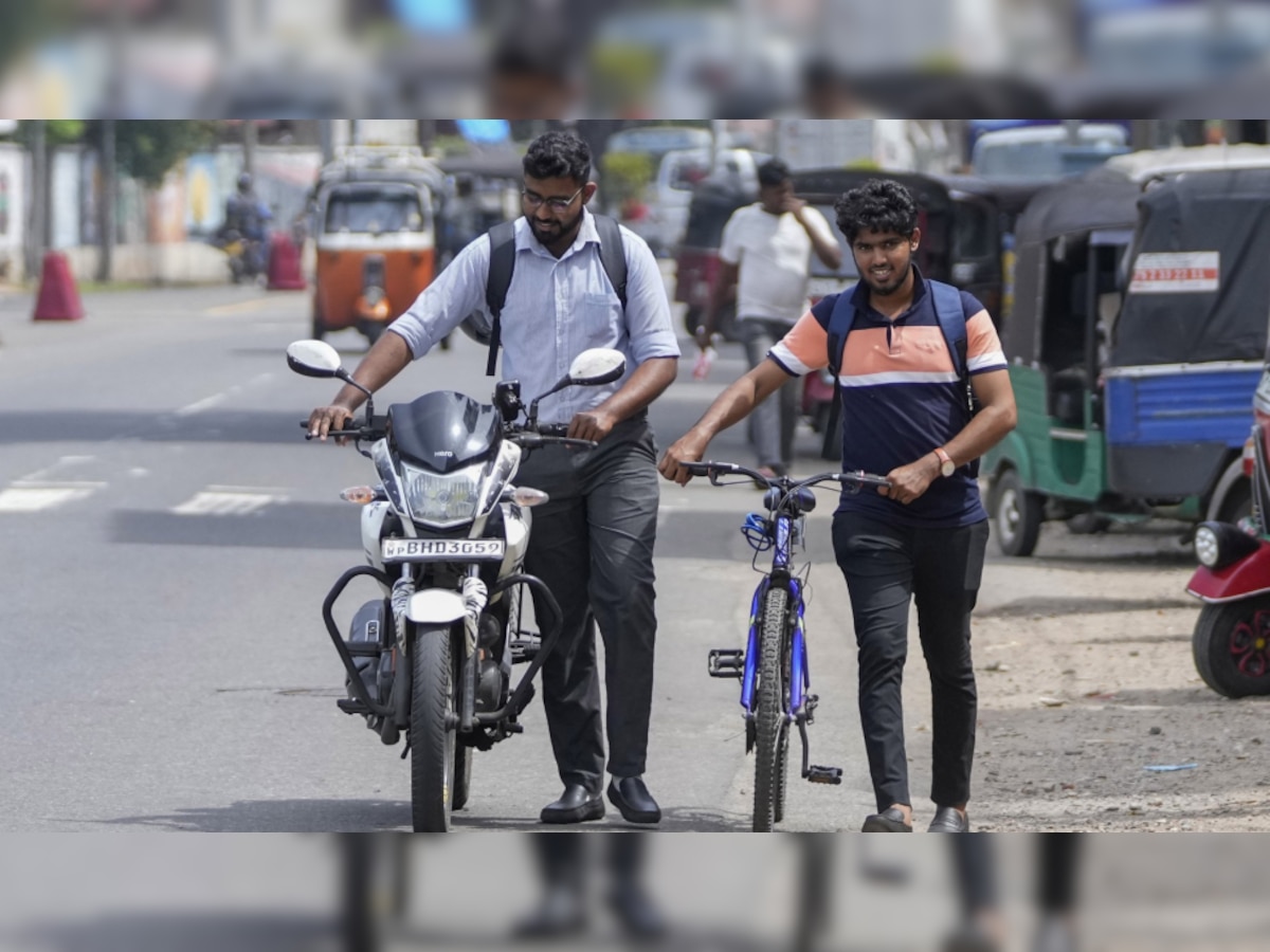 Bike Riding Tips: बीच रास्ते खत्म हो जाए बाइक का तेल, तुरंत अपनाएं ये ट्रिक, धक्का लगाने से बच जाएंगे