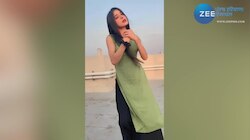 Video: काली स्कर्ट और हरी कुर्ती पहनकर लड़की ने छत पर मटकाई पतली कमर, वीडियो देख फैंस हुए घायल   