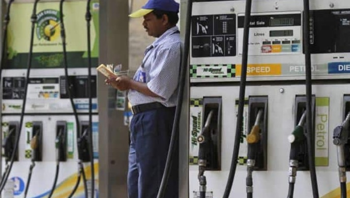 दिवाली से पहले कितने में बिक रहा Petrol-Diesel, जानें आज आपके शहर का भाव