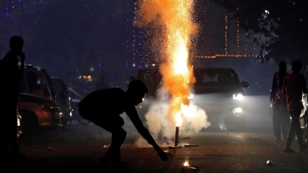 Diwali 2022: पटाखे फोड़ने के चक्कर में जा सकते हैं जेल, Firecrackers को लेकर ये है राज्य सरकारों की गाइडलाइन्स