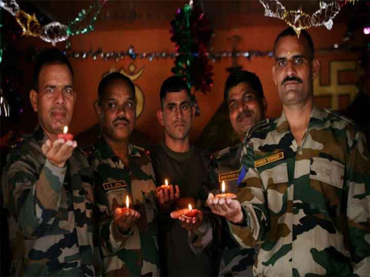 Diwali on the Border:  परिवार से दूर बॉर्डर पर तैनात जवान मिलजुल कर मनाते हैं दिवाली, पीएम मोदी की इस बात के हैं कायल  