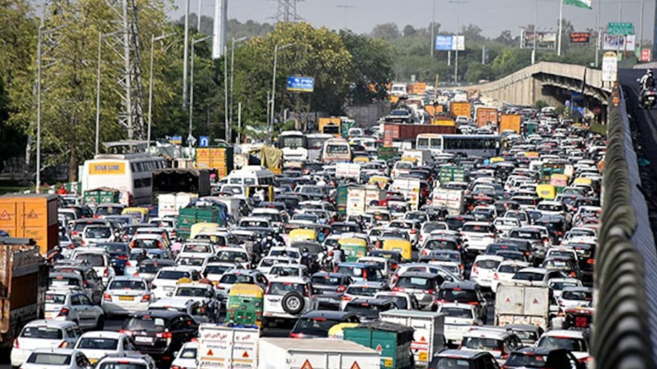 Delhi NCR: दिवाली-धनतेरस की शॉपिंग पर निकलने से पहले चेक कर लें ट्रैफिक अपडेट, यहां लग रहा लंबा जाम