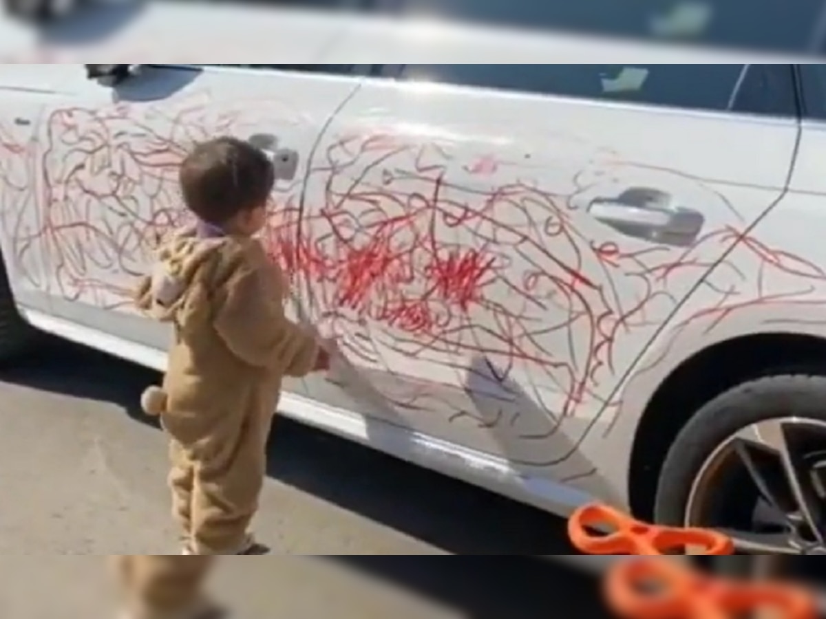 Lipstic In Car: छोटे बच्चे ने लिपस्टिक से रंग दी पूरी कार, फिर ऐसे भागा कि पकड़ में ना आया