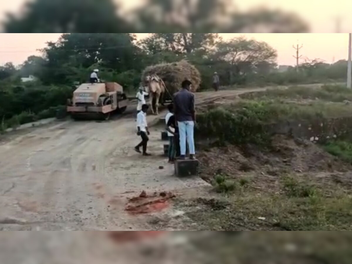 Sagwara: घटिया निर्माण का आरोप लगाकर ग्रामीणों ने रूकवाया सड़क का काम,  सड़क सालभर बाद भी आज तक अधूरी