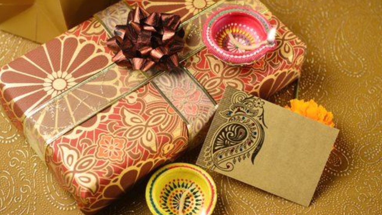 Diwali Gift: दीपावली पर ऑनलाइन तोहफे भेजने का कारोबार बढ़ा, कोरोना के बाद इन गिफ्ट्स की बढ़ी मांग