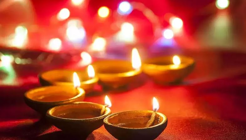 Happy Diwali 2022 Wishes: दिवाली के खास मौके पर प्रियजनों  को भेजिए ये शुभकामना संदेश