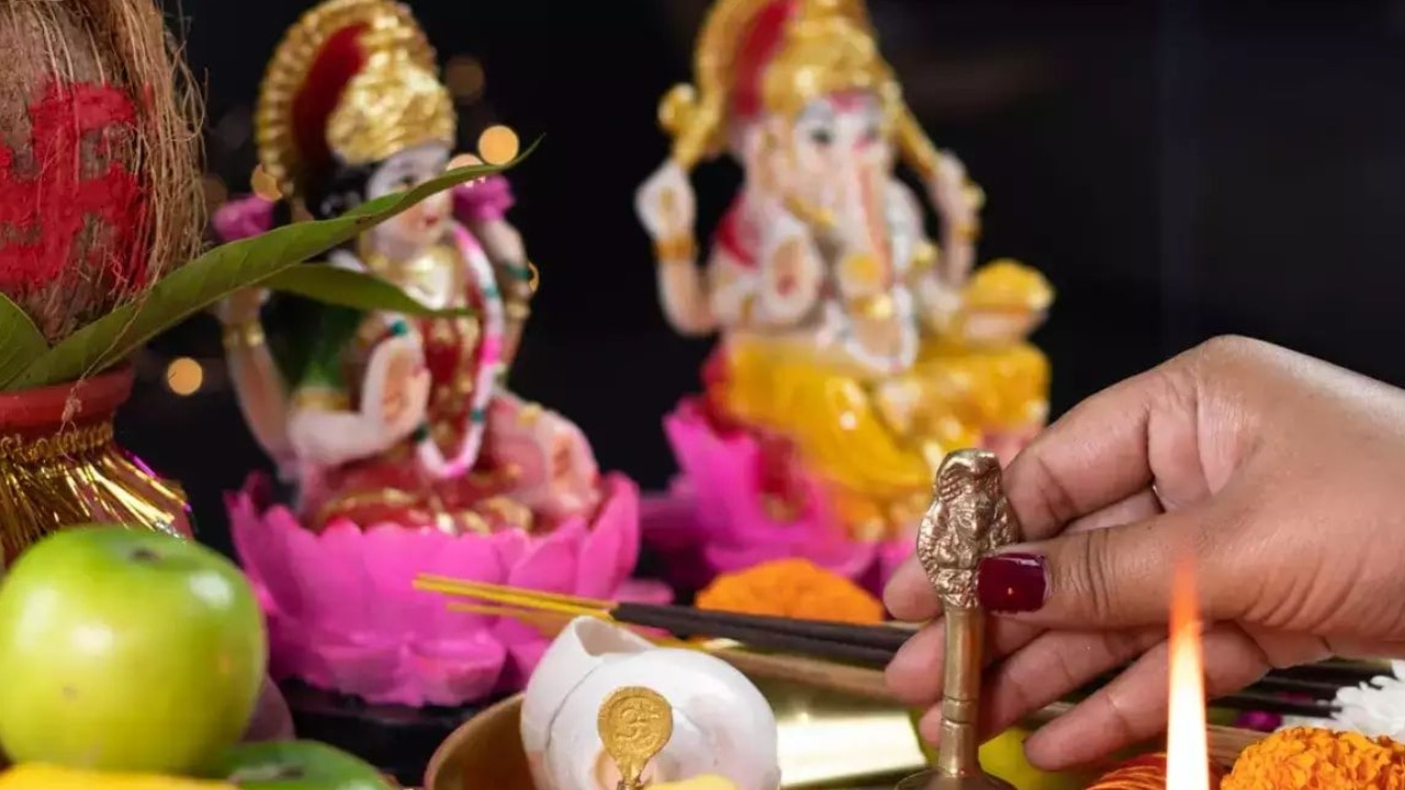 Diwali 2022 Laxmi Puja: दिवाली की रात इस विधि से करें लक्ष्मी-गणेश पूजा, मेष, वृष समेत सभी राशि के जातकों के लिए ये है महालक्ष्मी मंत्र