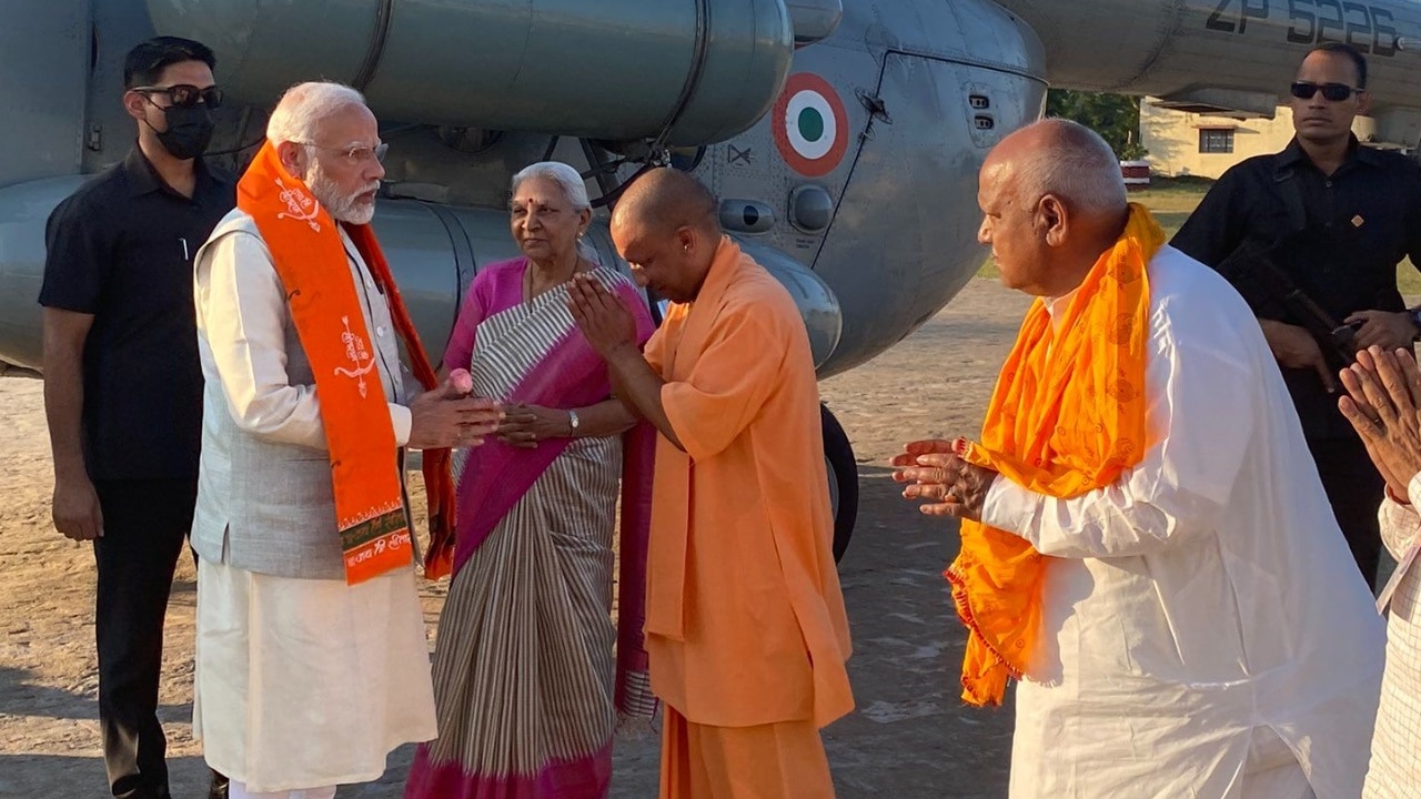 PM Modi in Ayodhya: पीएम मोदी ने अयोध्या में किए रामलला के दर्शन, राम मंदिर निर्माण की ली जानकारी