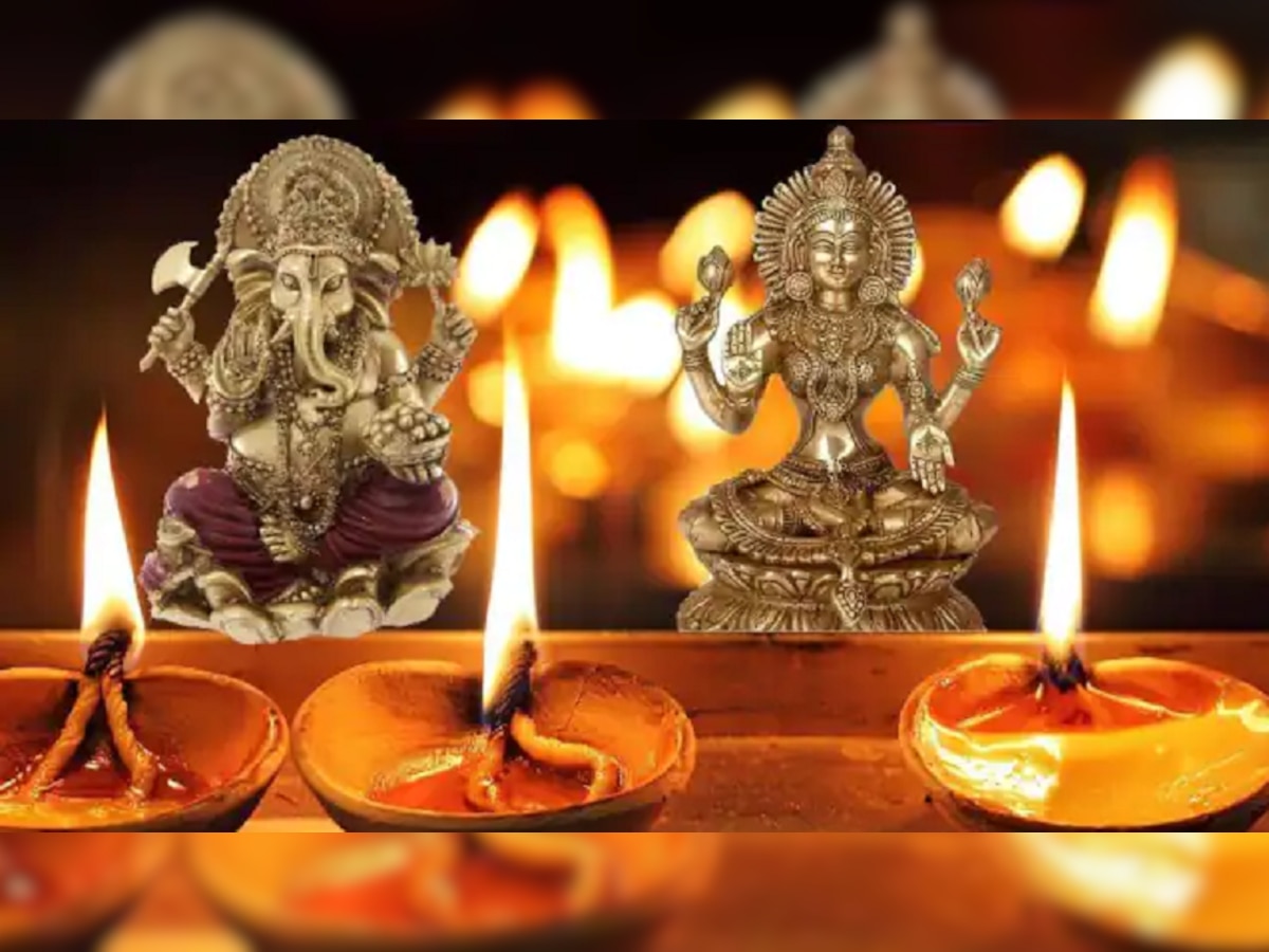 Diwali Lakshmi Puja Vidhi: दीपावली पर आज कीजिए इस विधि से लक्ष्मी पूजा, जानिए तरीका