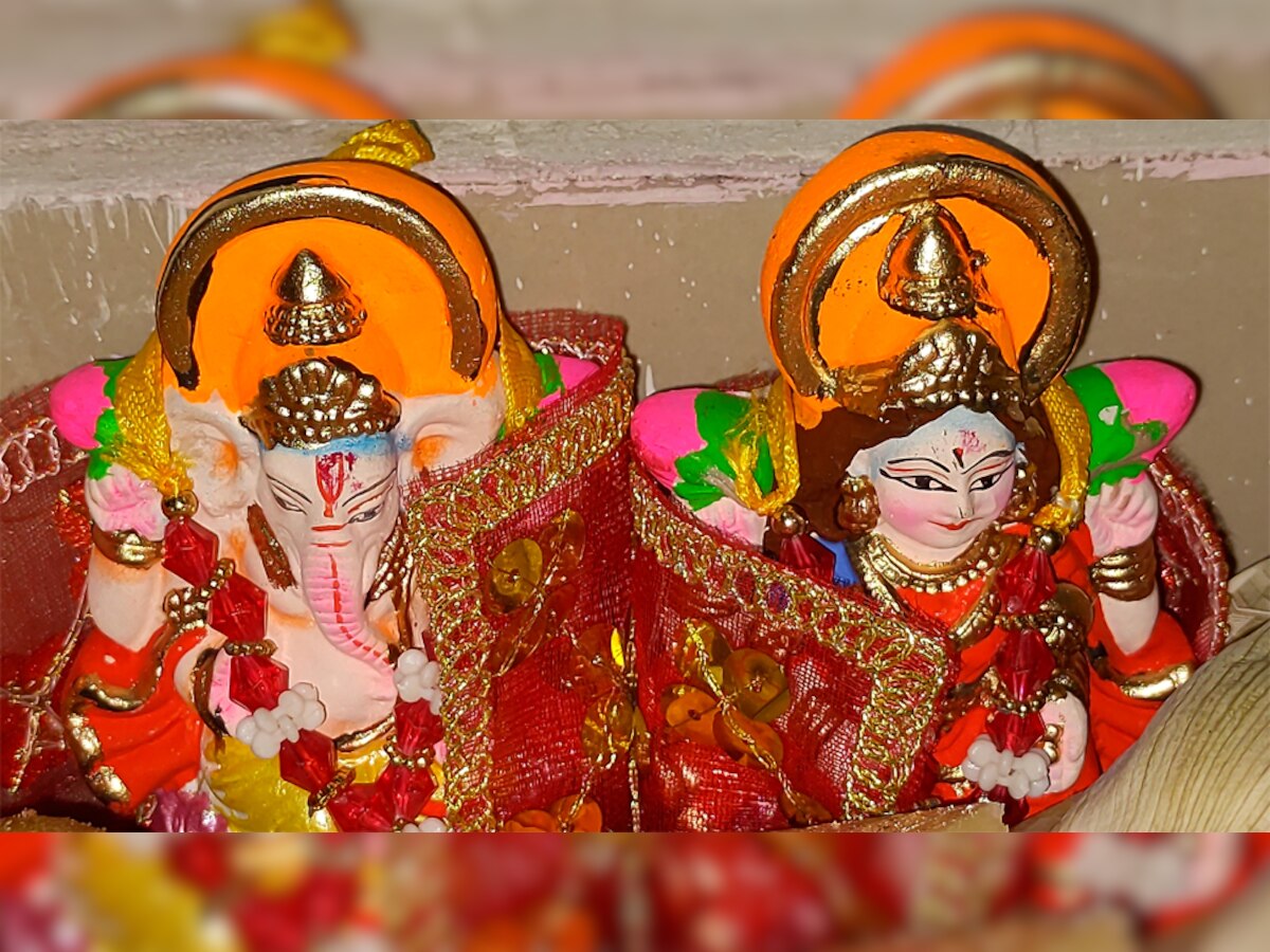 Diwali 2022 Puja: दिवाली पर घर में इस तरह करें मां लक्ष्मी की पूजा, पूरे साल होगी धन की बरसात