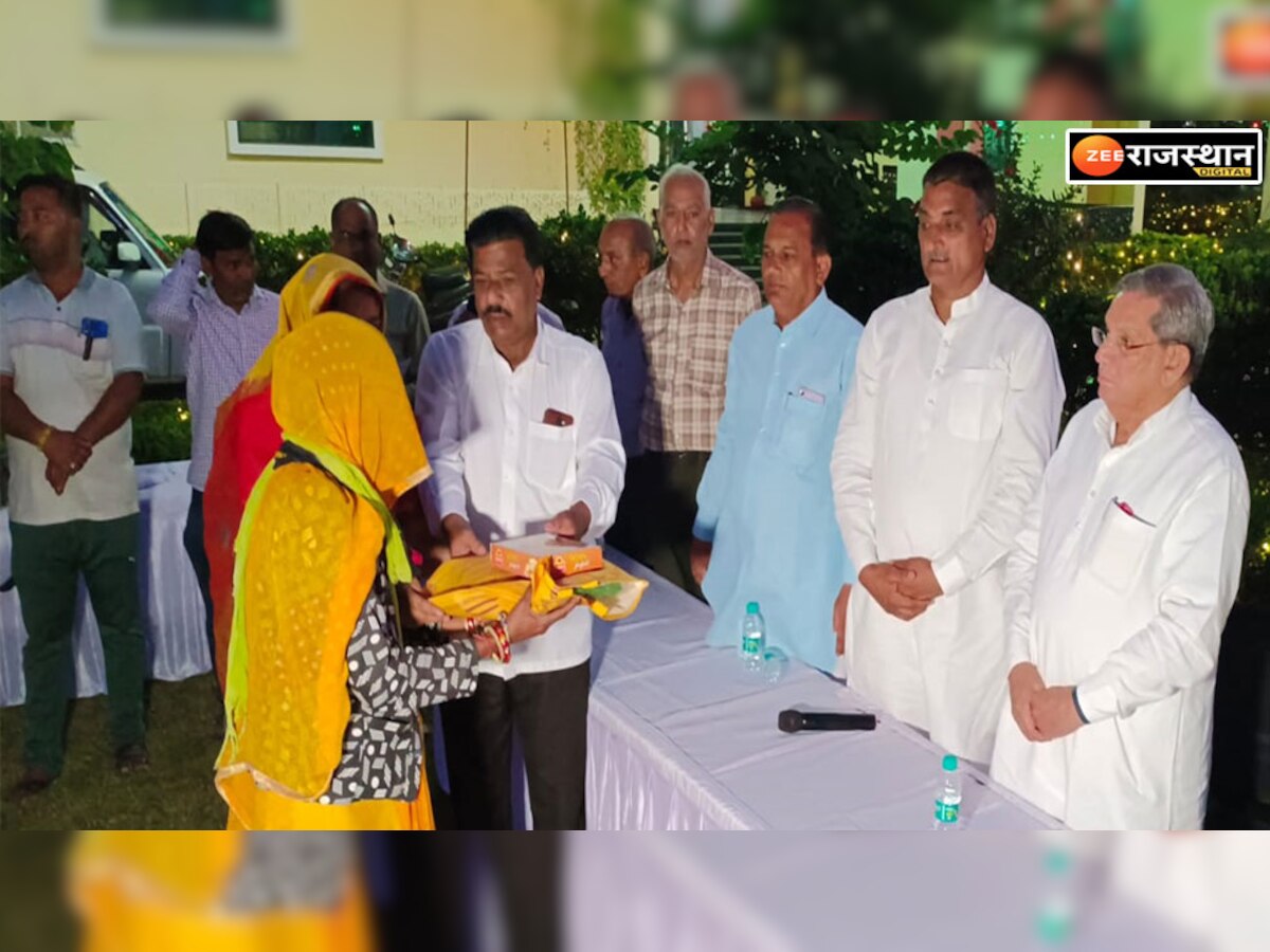 Sikar News: नगरपरिषद ने सफाई कर्मचारियों का किया सम्मान, जनप्रतिनिधि रहें मौजूद