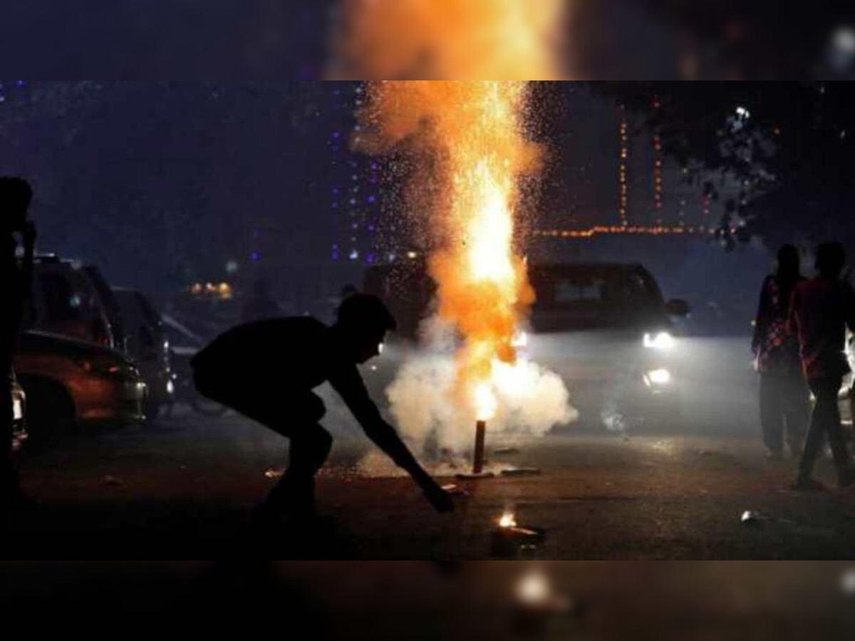 Diwali Firecrackers: ଚକ୍ରି, ଫୁଲଝରୀ ଏବଂ କୁମ୍ପି...କେଉଁ ବାଣରୁ ବାହାରିଥାଏ ସବୁଠାରୁ ଅଧିକ ଧୂଆଁ?