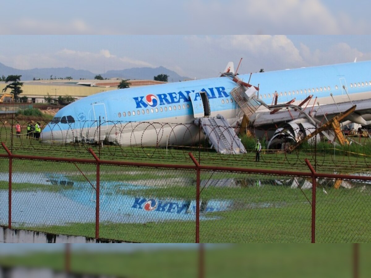  Plane Accident: ରନ୍ ୱେ ପାର ହେବା ପରେ ଘାସରେ ଫସିଗଲା ବିମାନ, ଯାତ୍ରୀଙ୍କ ସହ ଘଟିଲା ଏପରି ଘଟଣା