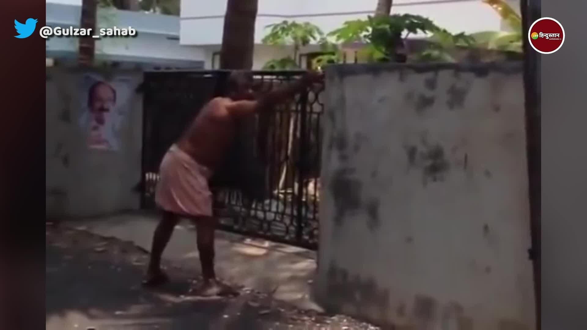 funny video of man trying to burn crackers in neighbor home when he falls down | पड़ोसी के घर पर पटाखा फोड़ने की कोशिश में औंधे मुंह गिरा शख्स | Zee News Hindi funny video of man trying to burn crackers in neighbor home when he falls down | पड़ोसी के घर पर पटाखा फोड़ने की कोशिश में औंधे मुंह गिरा शख्स | Zee News Hindi