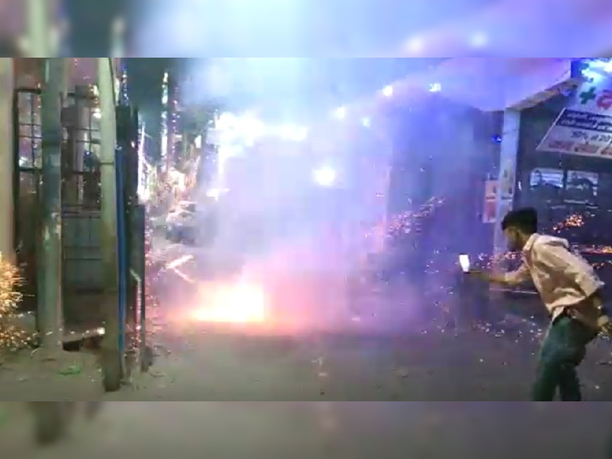 पटाखों के धुएं में उड़ गया सरकारी आदेश, दिल्लीवालों ने जमकर की आतिशबाजी 
