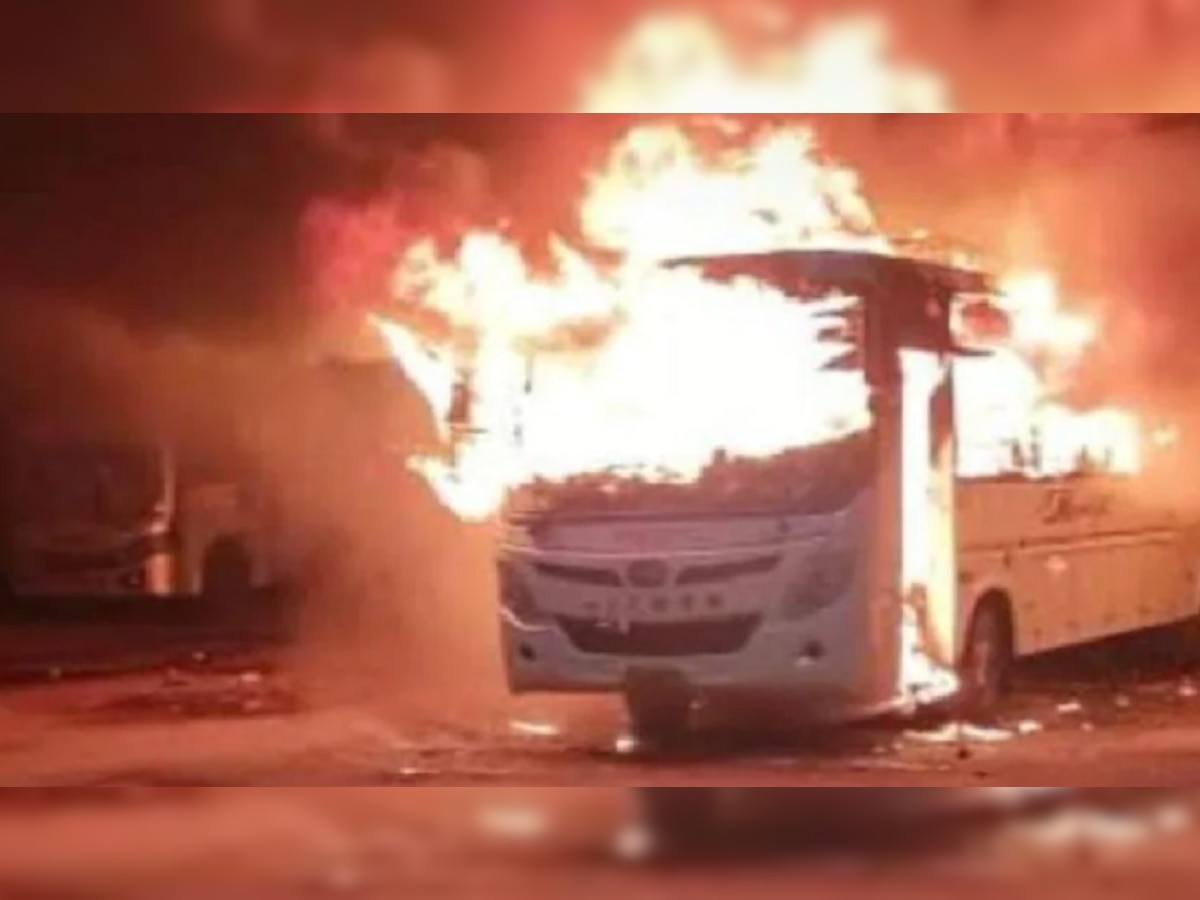 दुखद: बस में दीए जलाकर सो रहे थे ड्राइवर और खलासी, आग लगने से दोनों जिंदा जले