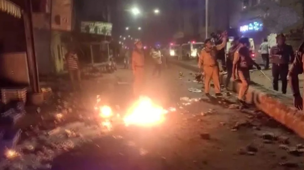 communal violence in vadodara 19 arrested smzs | Vadodara: दिवाली की रात  वडोदरा में स्ट्रीट लाइट बंद कर सांप्रदायिक हिंसा, 19 लोग गिरफ्तार | Hindi  News, Zee Salaam ख़बरें