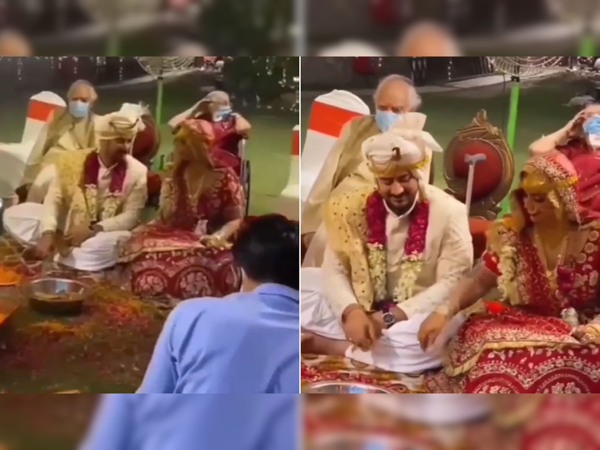 Wedding: पंडितजी हुए गायब तो दूल्हा दुल्हन मंडप में ही खेलने लगे ऐसा खेल, टकटकी आंखों से देखने लगे मेहमान; देखें Video