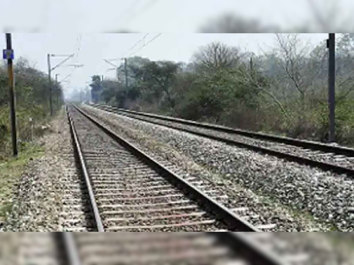 Delhi: बादली में ट्रेन की चपेट में आने से तीन की मौत, बाल-बाल बचा एक शख्स  