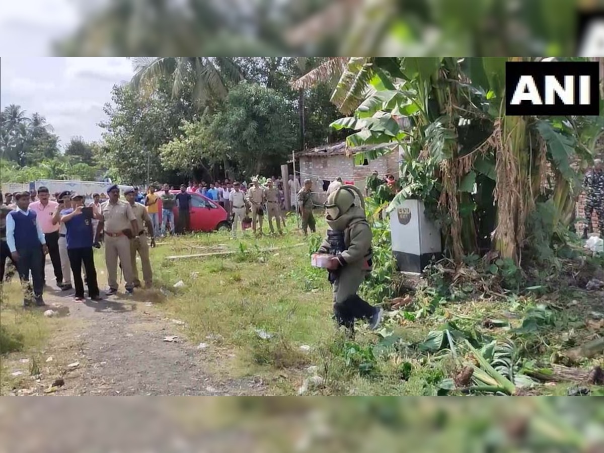 जिंदा बम को बाहर लाता बम स्कॉयड दस्ते का सदस्य  