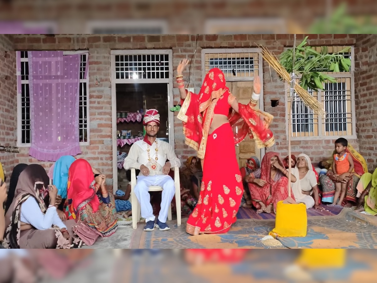 Bride Dance: ससुराल पहुंची दुल्हन ने गांववालों के सामने ही शुरू कर दिया ऐसा डांस, दूल्हे से रहा नहीं गया...
