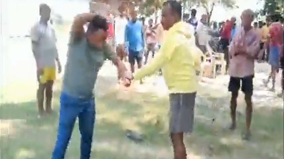 अधीनस्थ की पिटाई करता पुलिसकर्मी अधीनस्थ की पिटाई करता पुलिसकर्मी