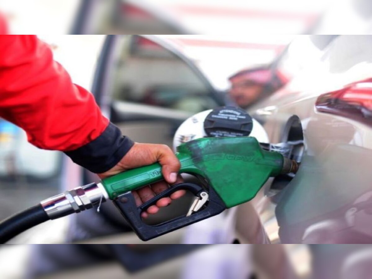 Petrol price today: त्योहारी सीजन में पेट्रोल- डीजल की कीमतों में बड़ी गिरावट, फटाफट चेक करें लेटेस्ट रेट