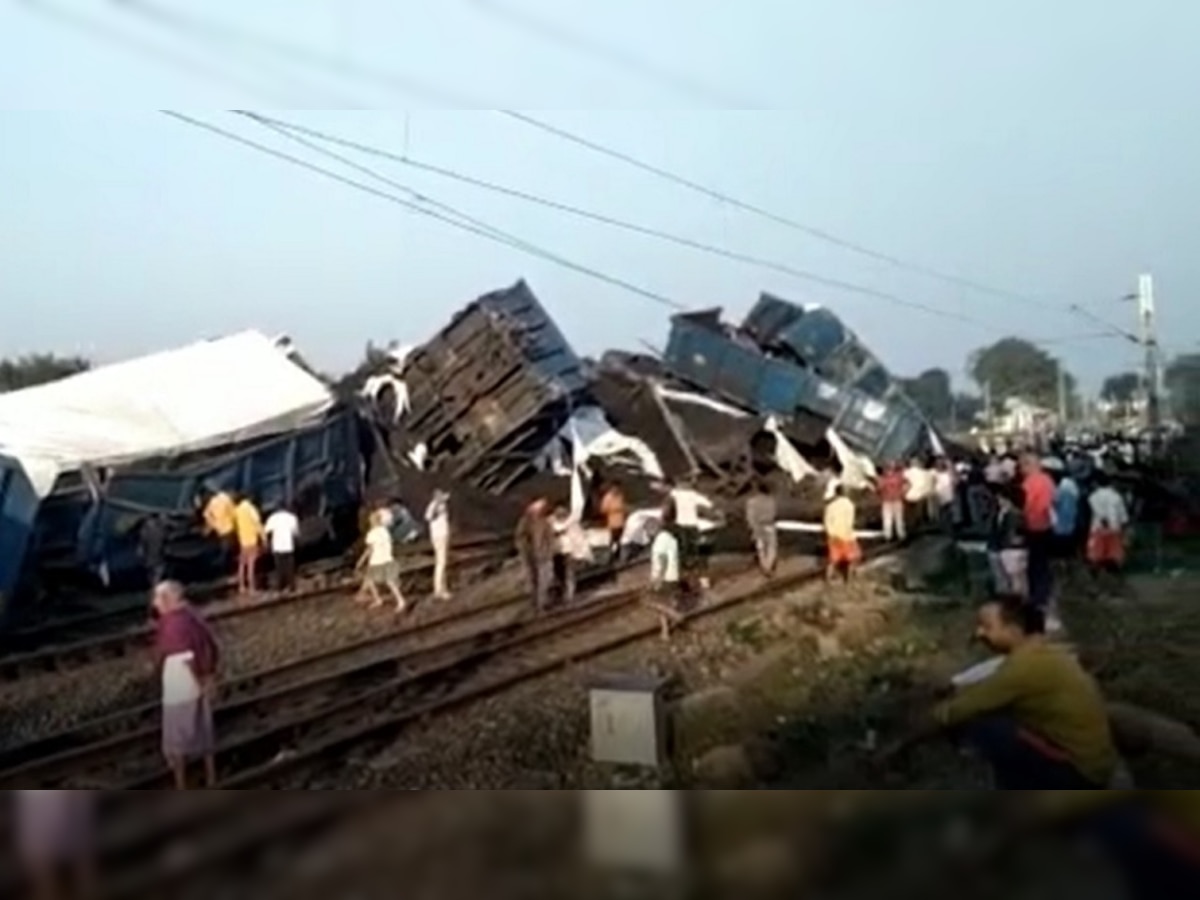 Jharkhand Train Accident: कोडरमा में बेपटरी हुई कोयला लदी मालगाड़ी, 53 डिब्बे हुए क्षतिग्रस्त, रेलवे को भारी नुकसान