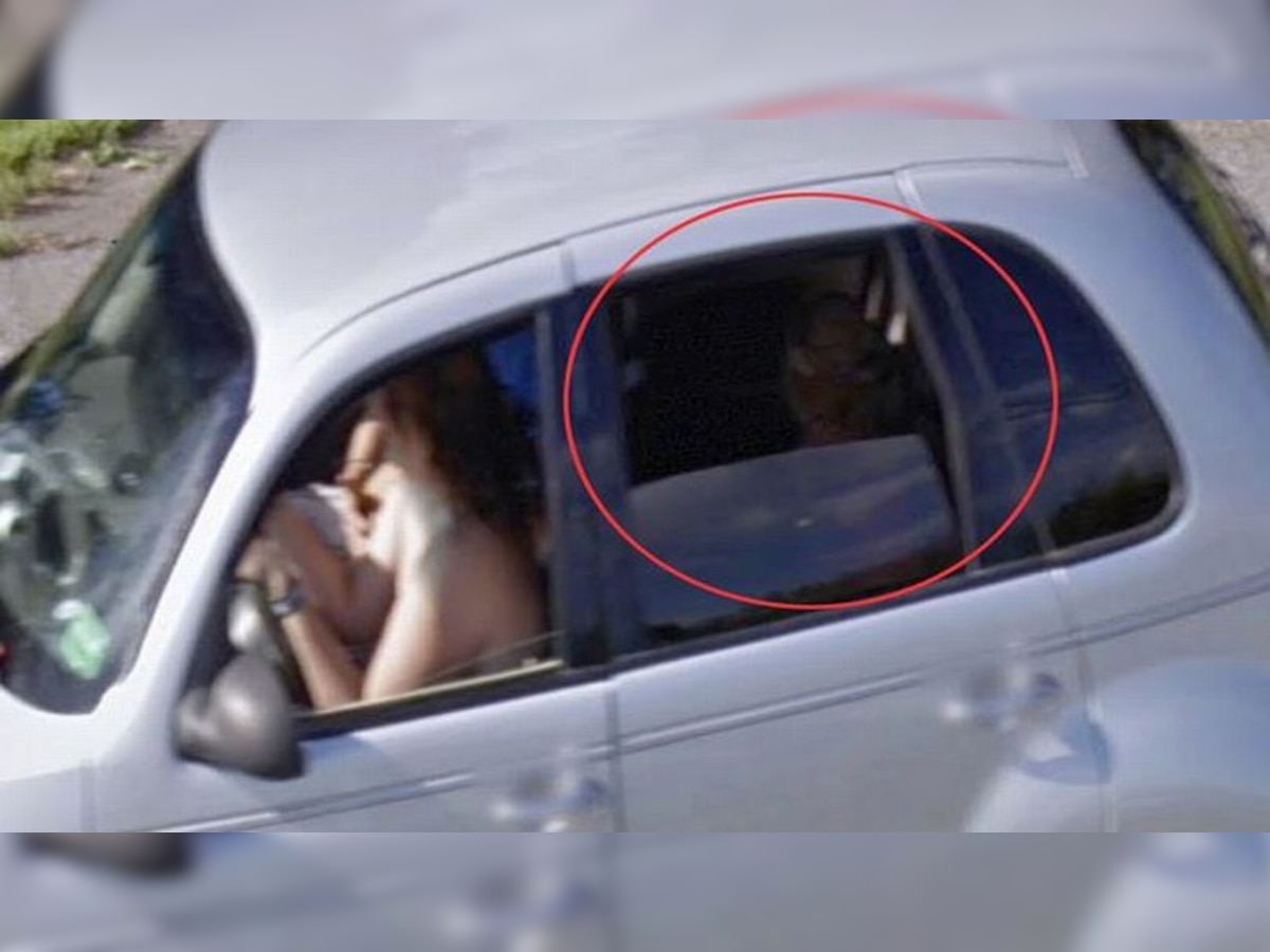 कार की पिछली सीट पर 'एलियन' देखकर दंग रह गई महिला! Google Earth से कुछ ऐसे किया सर्च