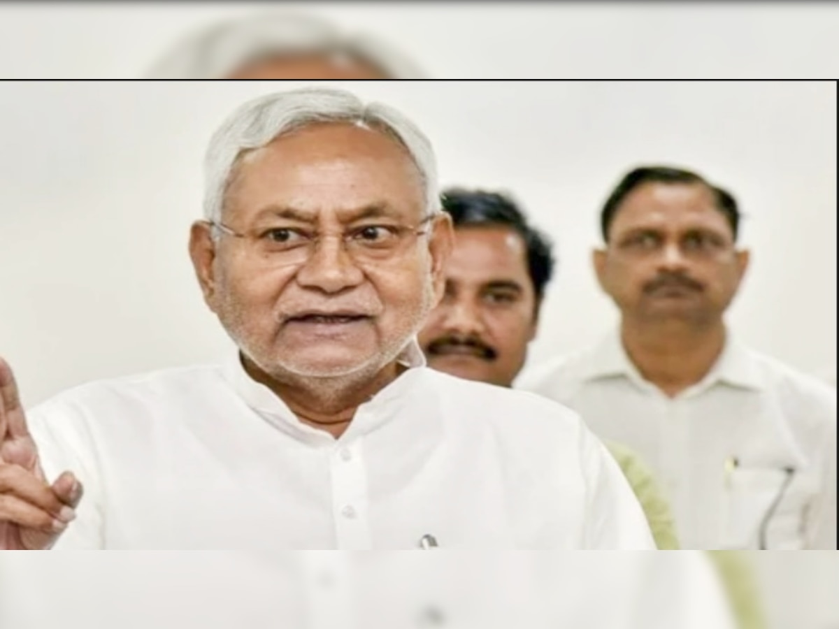Bihar CM Nitish Kumar: छठ घाट का निरीक्षण करने पहुंचे CM नीतीश हुए घायल, कुर्ता उठाकर दिखाई पेट पर लगी चोट