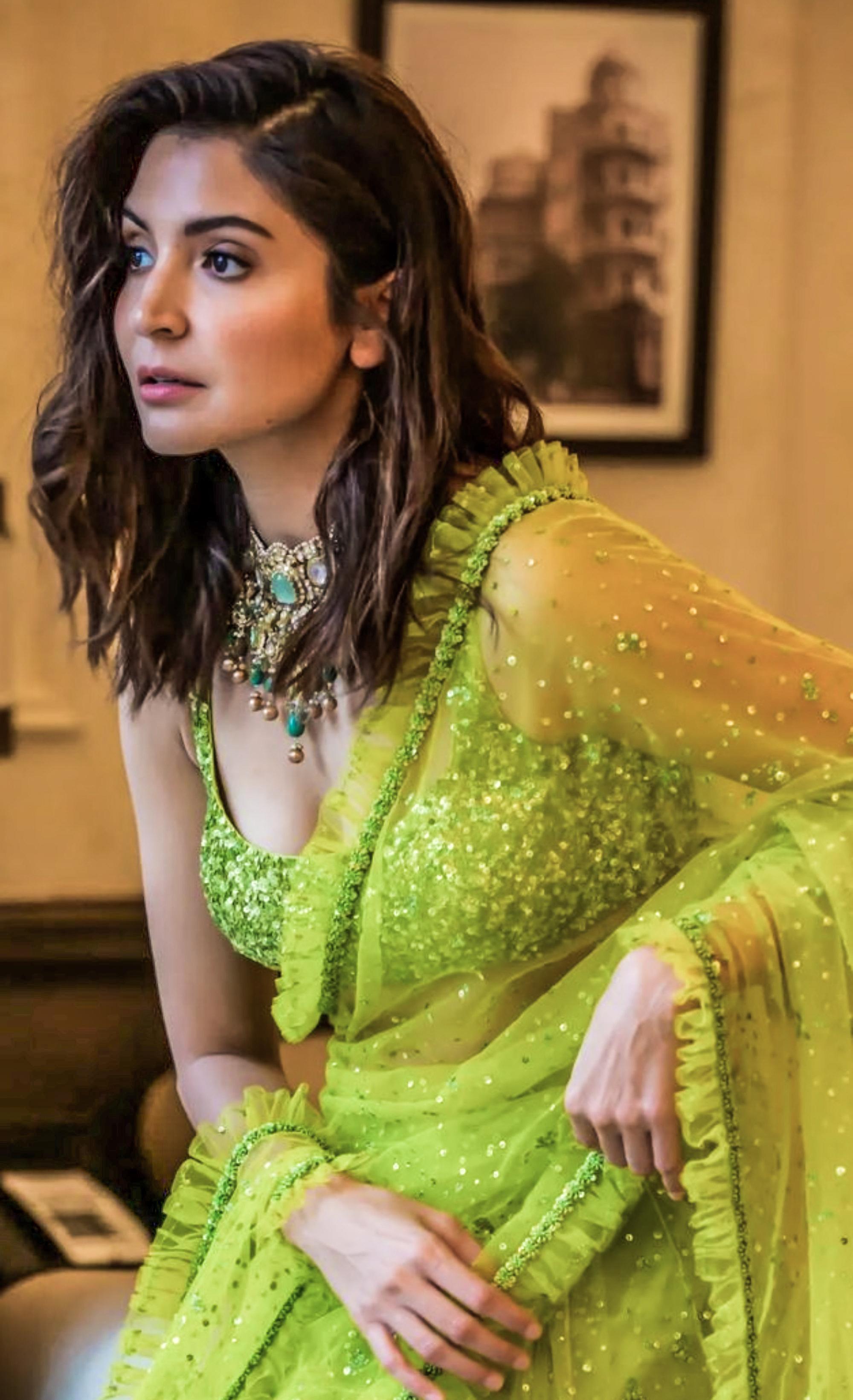 Sexy Mom Anushka Sharma and Hot sizzling Katrina Kaif wore the same Sabyasachi sequin saree |Fashion Faceoff: एक जैसी साड़ी पहन इतराईं Katrina और Anushka, किसका हुस्न देख लोगों का दिल हुआ