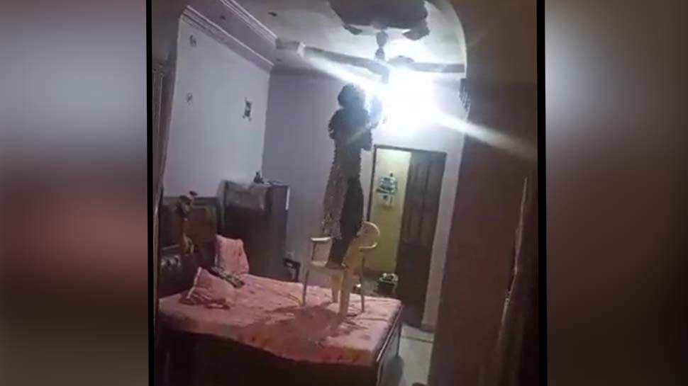 बीवी ने कर ली ख़ुदकुशी, बचाने के बजाए शौहर बनाता रहा फिल्म; वायरल हो रहा Video बीवी ने कर ली ख़ुदकुशी, बचाने के बजाए शौहर बनाता रहा फिल्म; वायरल हो रहा Video