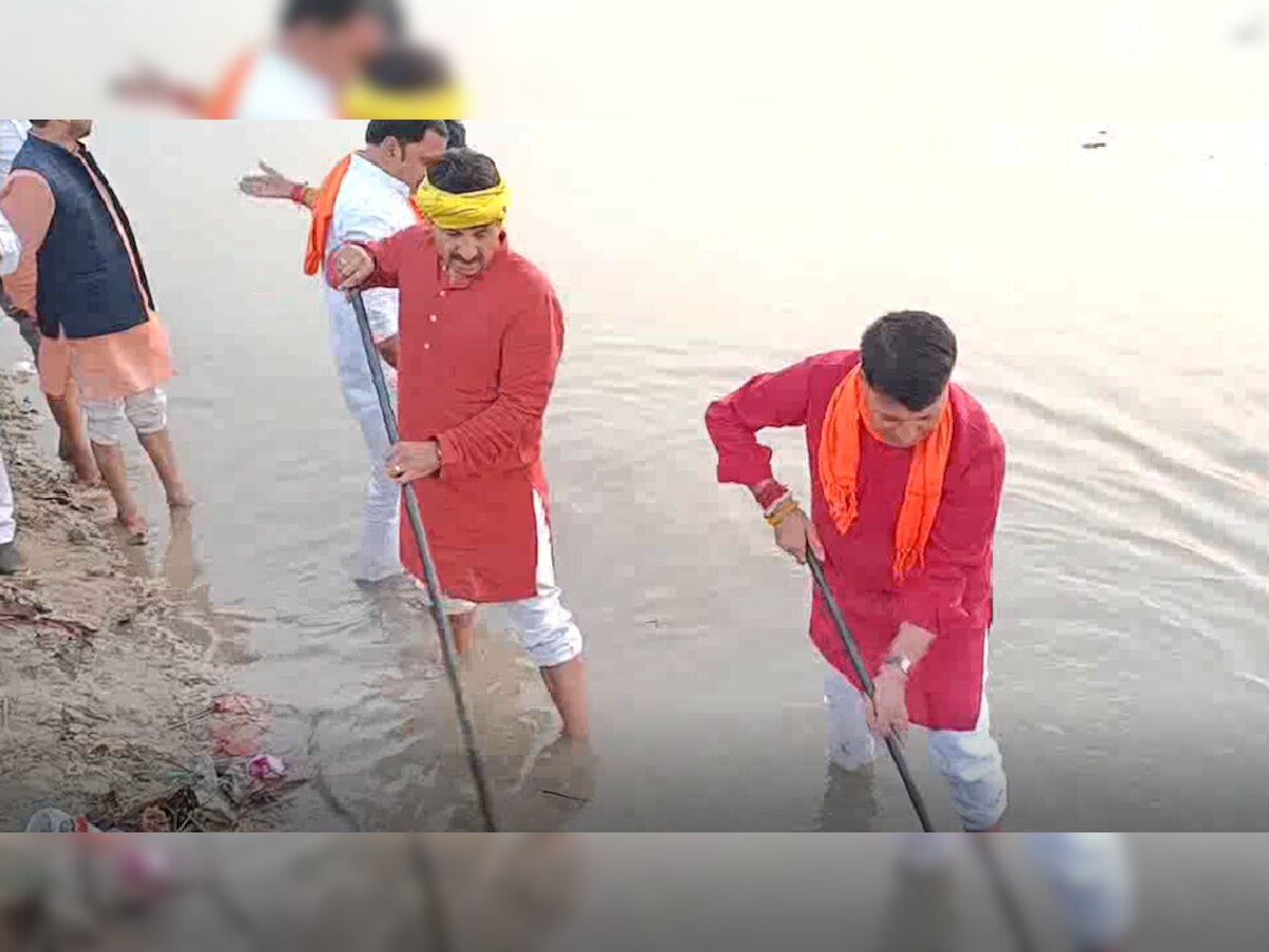 Chhath से पहले Kejriwal को घेर Manoj Tiwari ने थामी झाड़ू, साफ किए यमुना के घाट  
