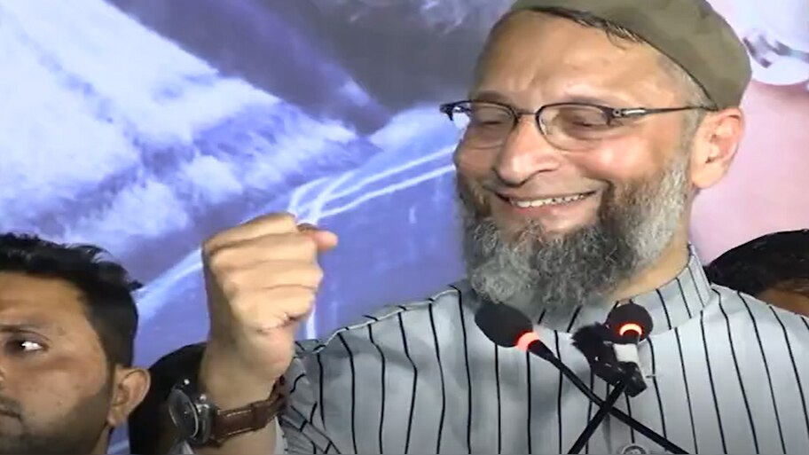 Asaduddin Owaisi बोले ख़ाकी पैंट, व्हाइट शर्ट और डंडा लेकर पहुंच जाओ सरहद पर