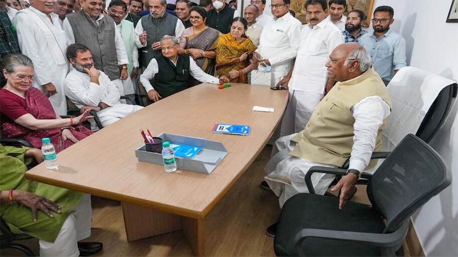 खड़गे ने CWC की जगह बनाई 47 रूक्नी स्टीयरिंग कमेटी; देखें, कौन हुआ शामिल और कौन बाहर ? 