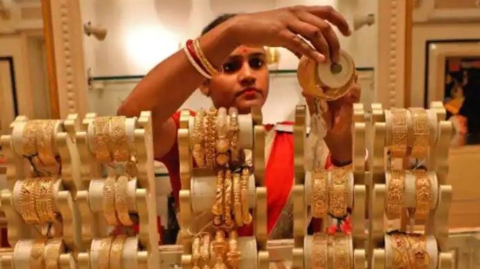 Gold Price Today: दिल्ली सर्राफा बाजार में आज गिरा सोने का भाव, एक झटके में 8,300 रुपये सस्ता हुआ गोल्ड