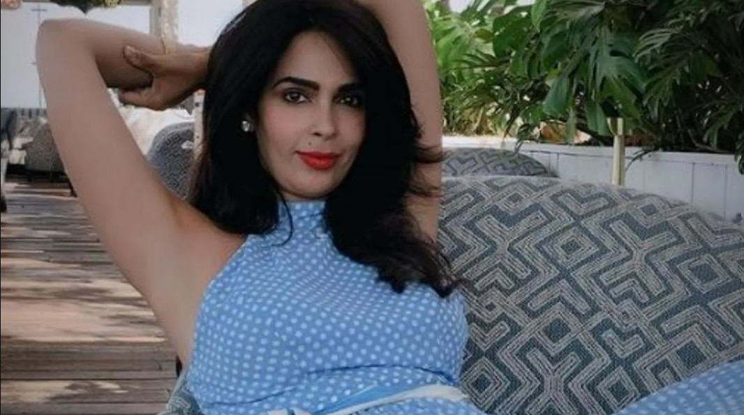 46 की उम्र में Mallika Sherawat ने पार की सारी हदें, टू-पीस पहनकर दिखाया टोन्ड फिगर