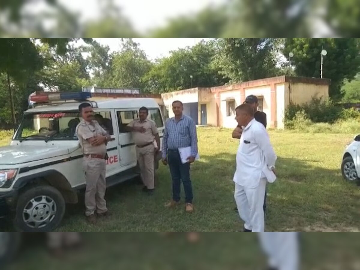 घटना की जानकारी लेती पुलिस 