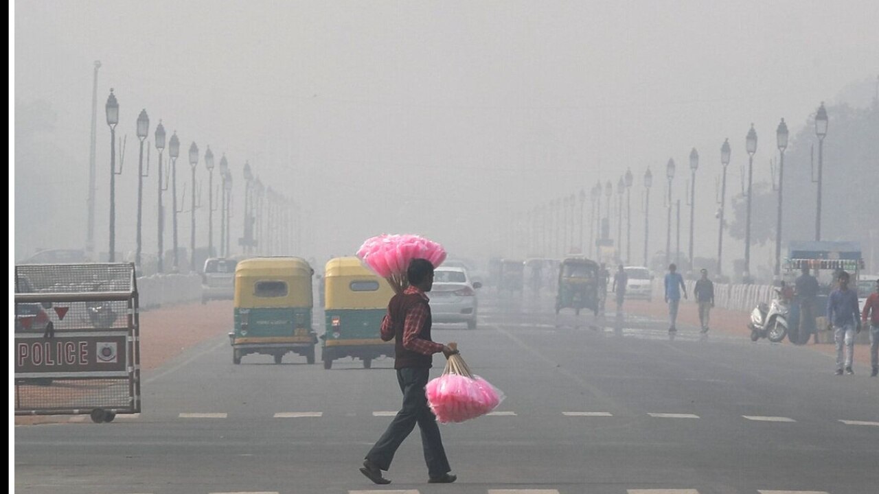 Delhi Weather: दिल्ली में ठंड ने दी दस्तक, भारी प्रदूषण के कारण छाई रही धुंध