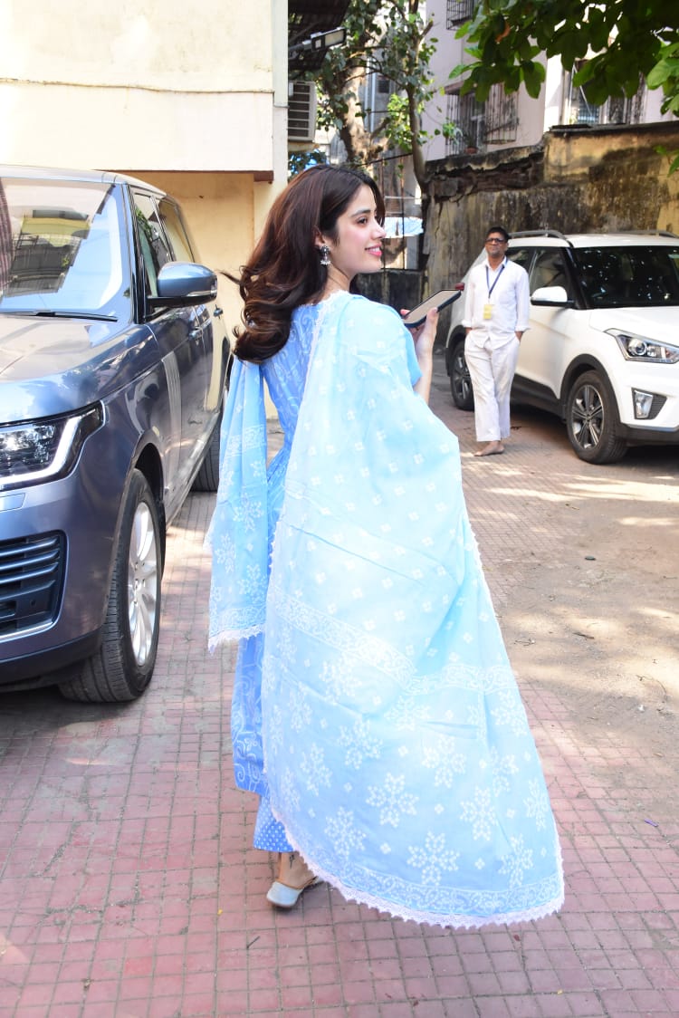 Janhvi Kapoor: कान में झुमके, लहराते बाल और हवा में उड़ता दुपट्टा.. कुछ इस अंदाज में नजर आईं जाह्नवी कपूर...