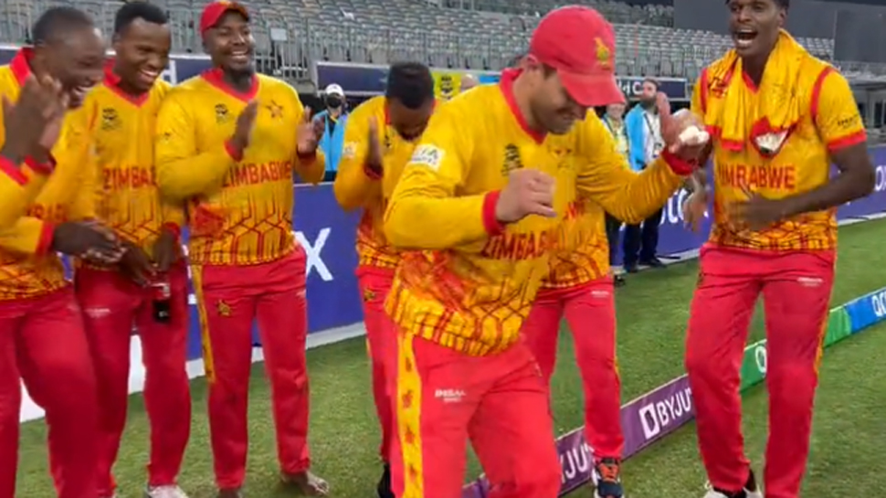 T20 World Cup: Pakistan से जीत के बाद Zimbabwe के खिलाड़ियों ने कुछ इस तरह मनाया जश्न T20 World Cup: Pakistan से जीत के बाद Zimbabwe के खिलाड़ियों ने कुछ इस तरह मनाया जश्न