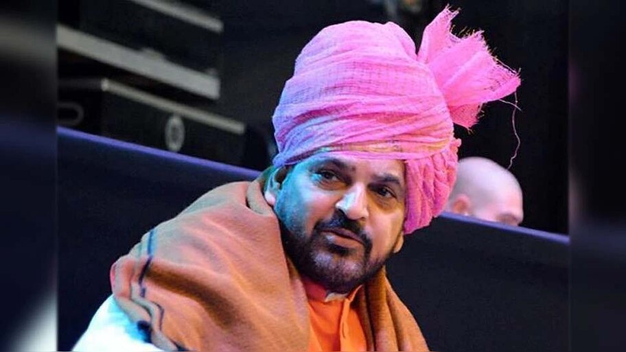 "आजकल के लीडरों में जिगरा नहीं है; नौकरशाहों को बोलते हैं 'सर' और अकेले में छूते हैं पांव"