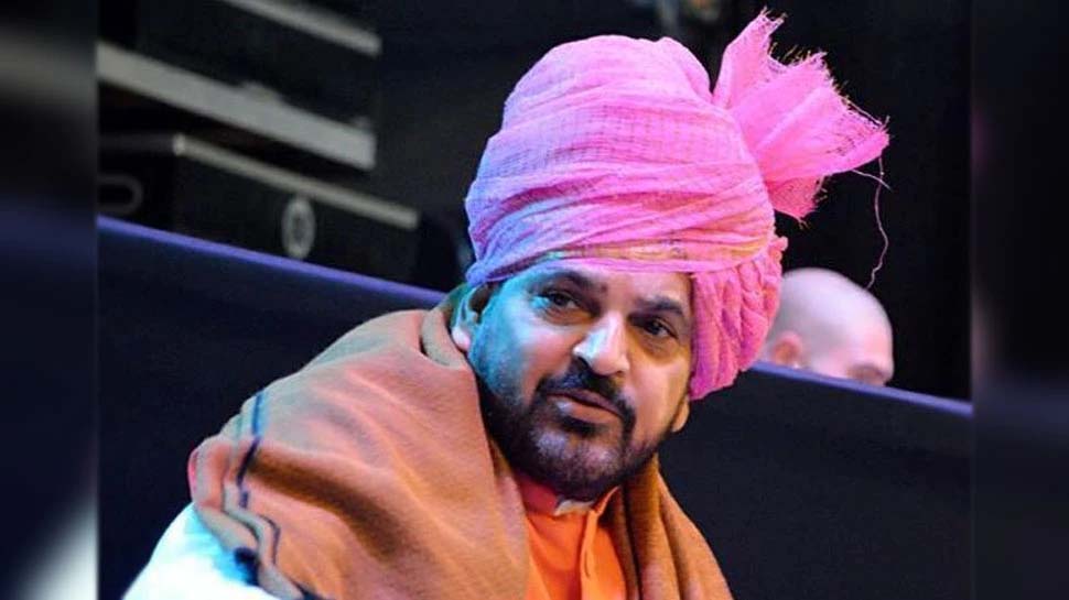 "आजकल के लीडरों में जिगरा नहीं है; नौकरशाहों को बोलते हैं 'सर' और अकेले में छूते हैं पांव" "आजकल के लीडरों में जिगरा नहीं है; नौकरशाहों को बोलते हैं 'सर' और अकेले में छूते हैं पांव"