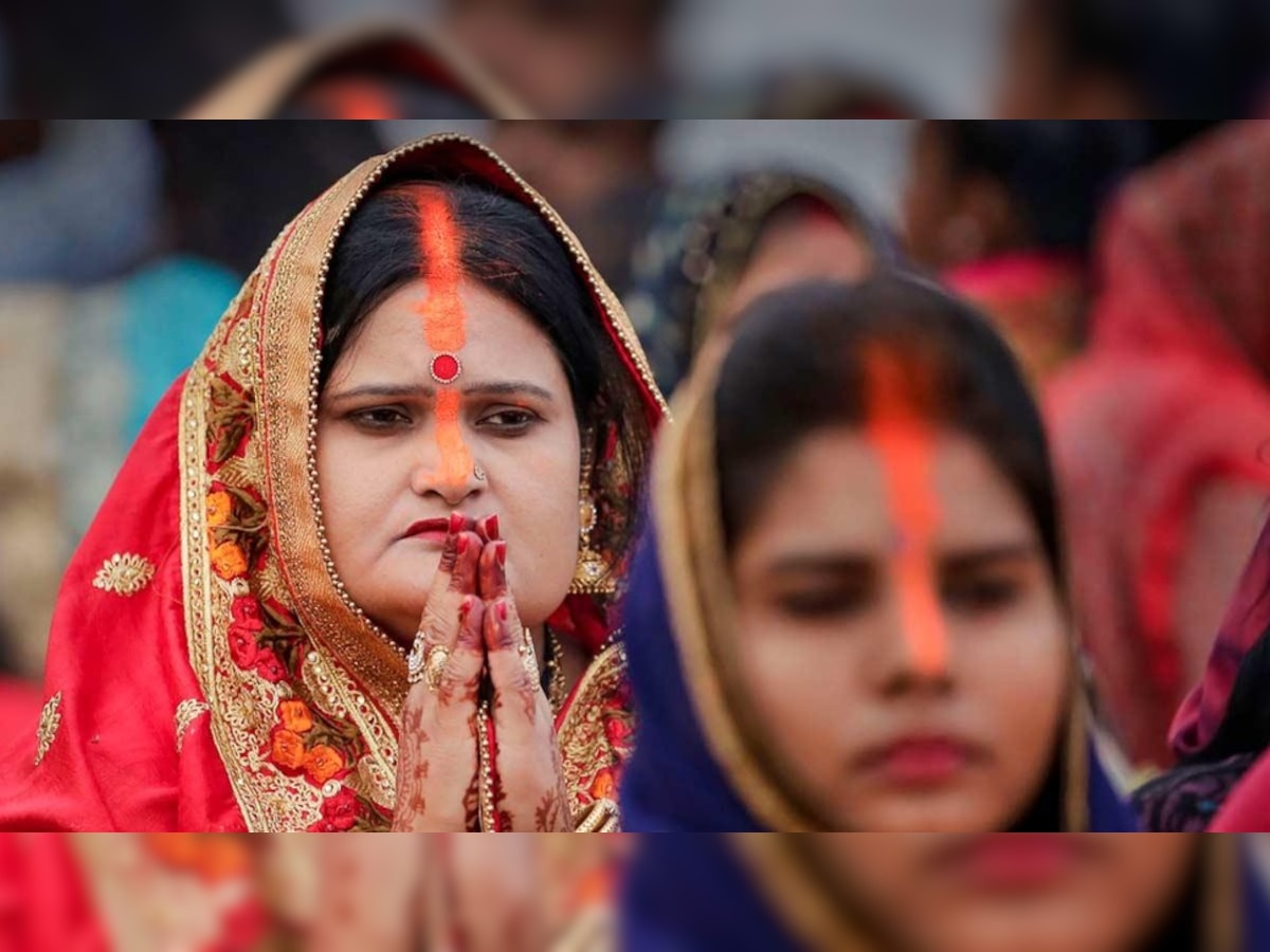 Chhath Puja 2022: छठ पर क्यों लगाया जाता है नारंगी सिंदूर? हैरान कर देने वाली है वजह, जानें कथा