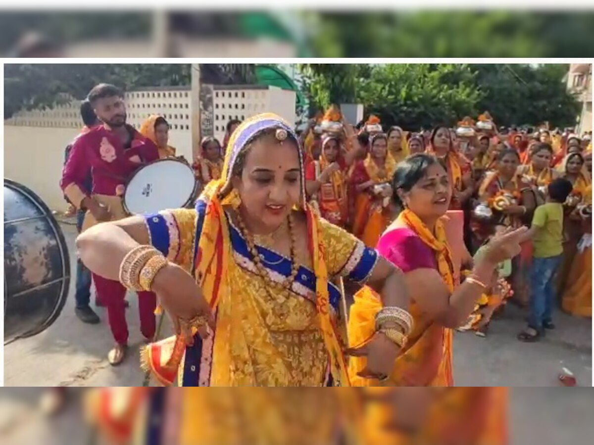 शिव महापुराण कथा के शुभारंभ पर 101 महिलाओं ने मंगल गीत गाकर निकाली कलश यात्रा