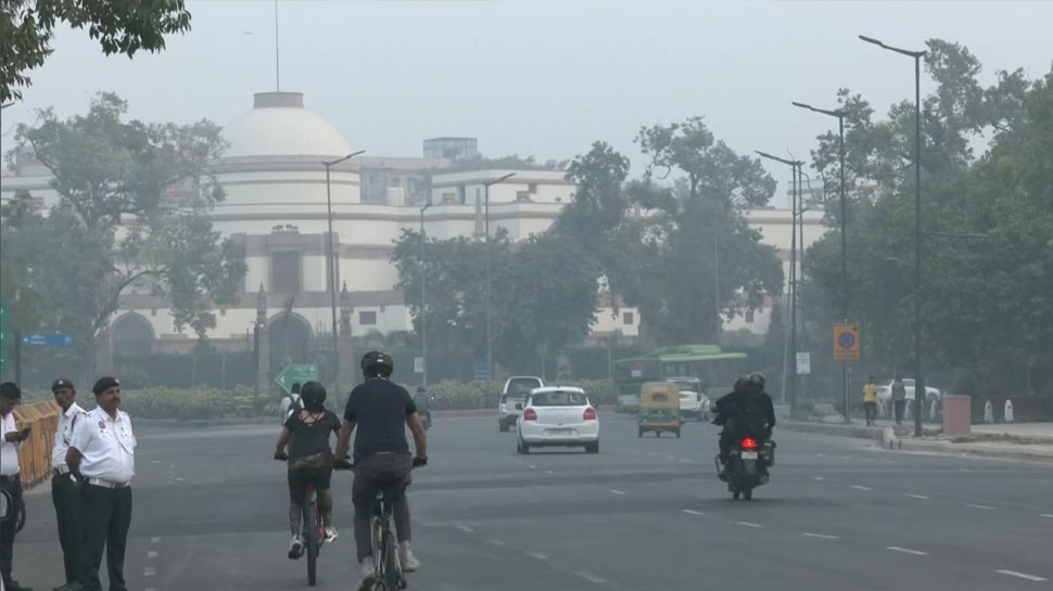 Air Quality: गैस चैंबर बना दिल्ली-NCR, जहर से कम नहीं आबोहवा; लोगों का हुआ ऐसा हाल