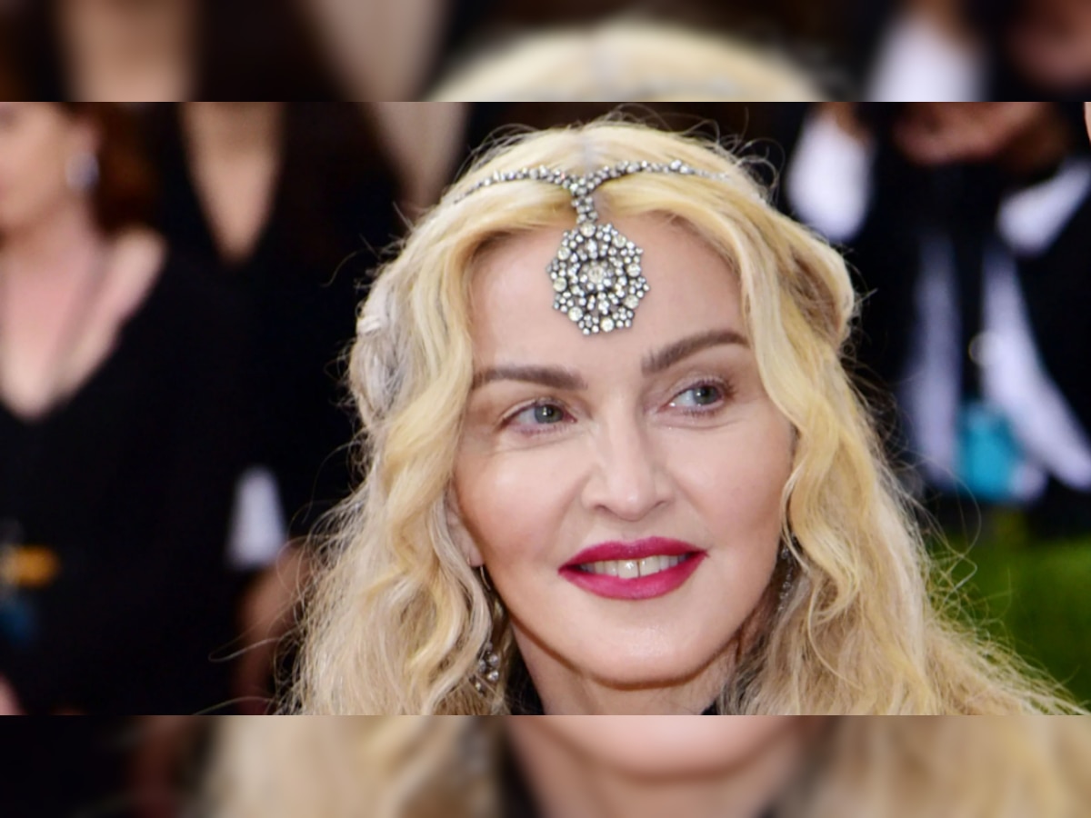 Madonna Bold Photo: मैडोना ने दिखाया हद से ज्यादा बोल्ड अंदाज, झुक कर दिए ऐसे पोज